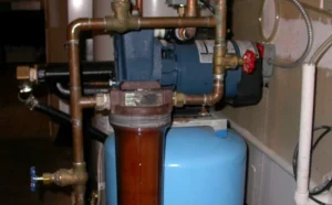 فحص فلاتر ومواسير مضخات المياه